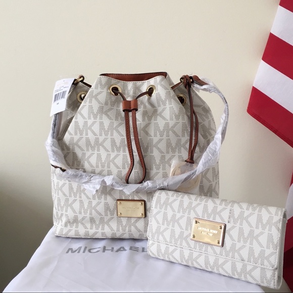 Michael Kors Handbags - NWT Michael Kors Large Jules Shoulder Bag & Wallet